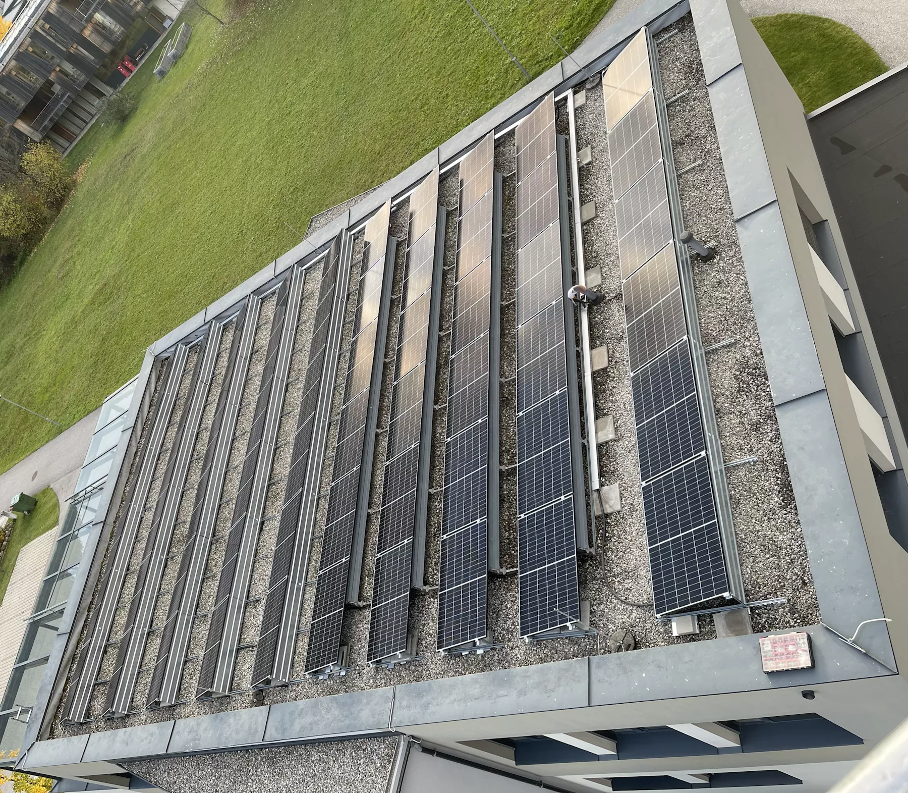 Sicht auf ein Gebäude mit Solaranlage